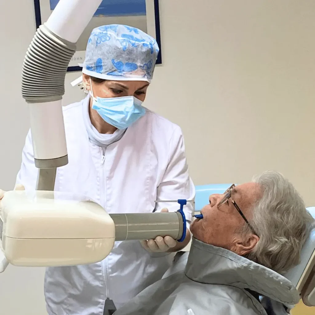 Home 12 FOTO CI PRENDIAMO CURA DI TE 3 - Dentista a Casarano